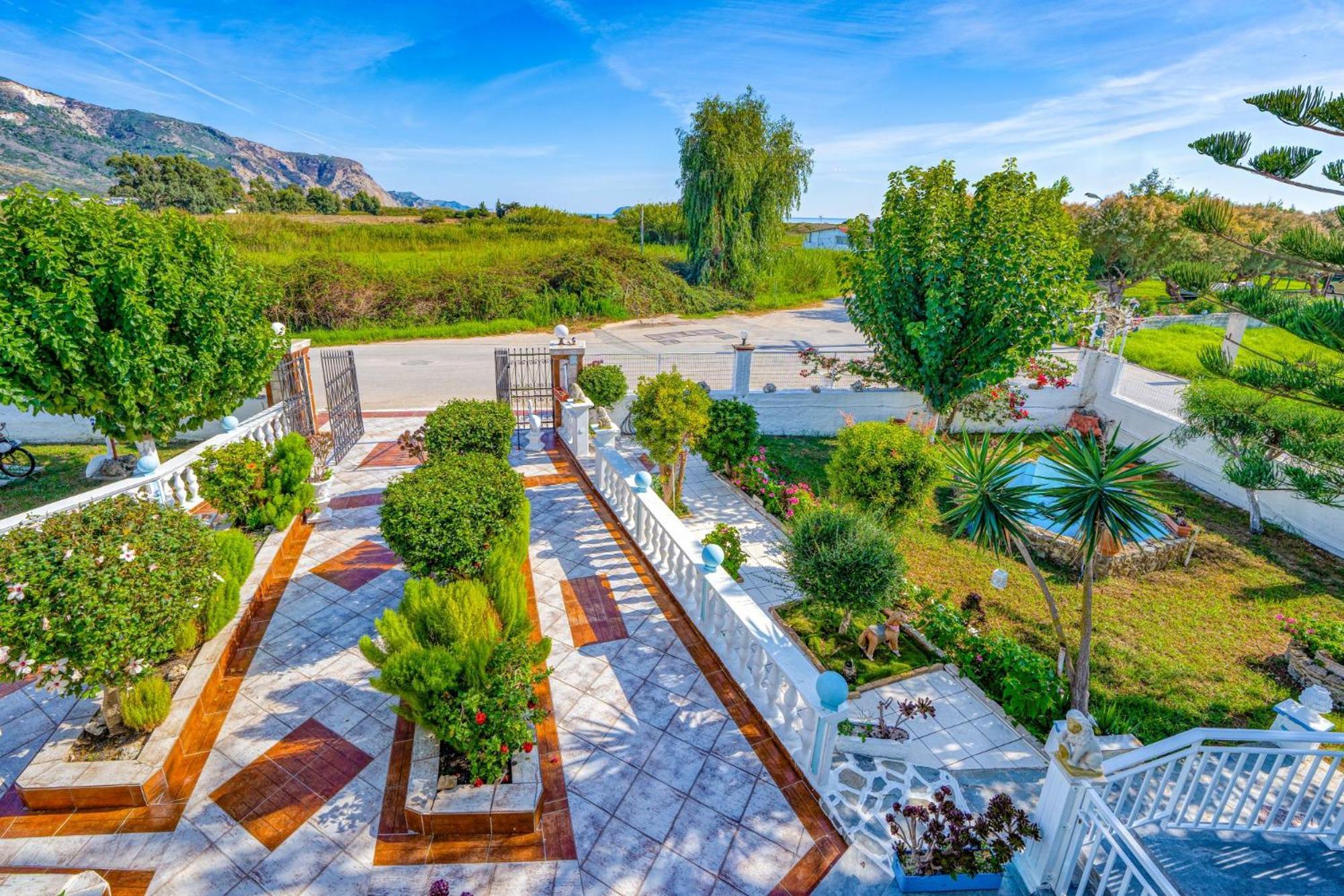 Stathis Beachfront Luxury Rooms Kalamákion 외부 사진